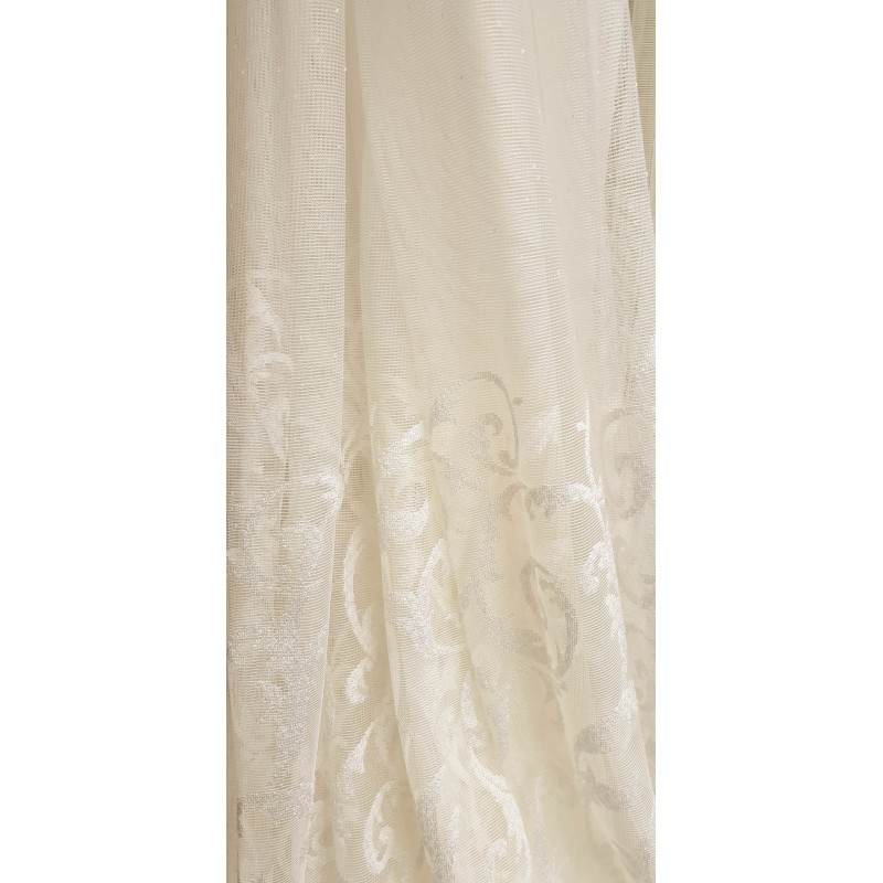 Dieninės užuolaidos, Kreminės spalvos užuolaidos su ornamentais apačioje