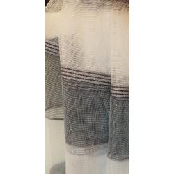 Dieninės užuolaidos, Kreminės spalvos užuolaidos su tamsiai pilkomis juostomis apačioje