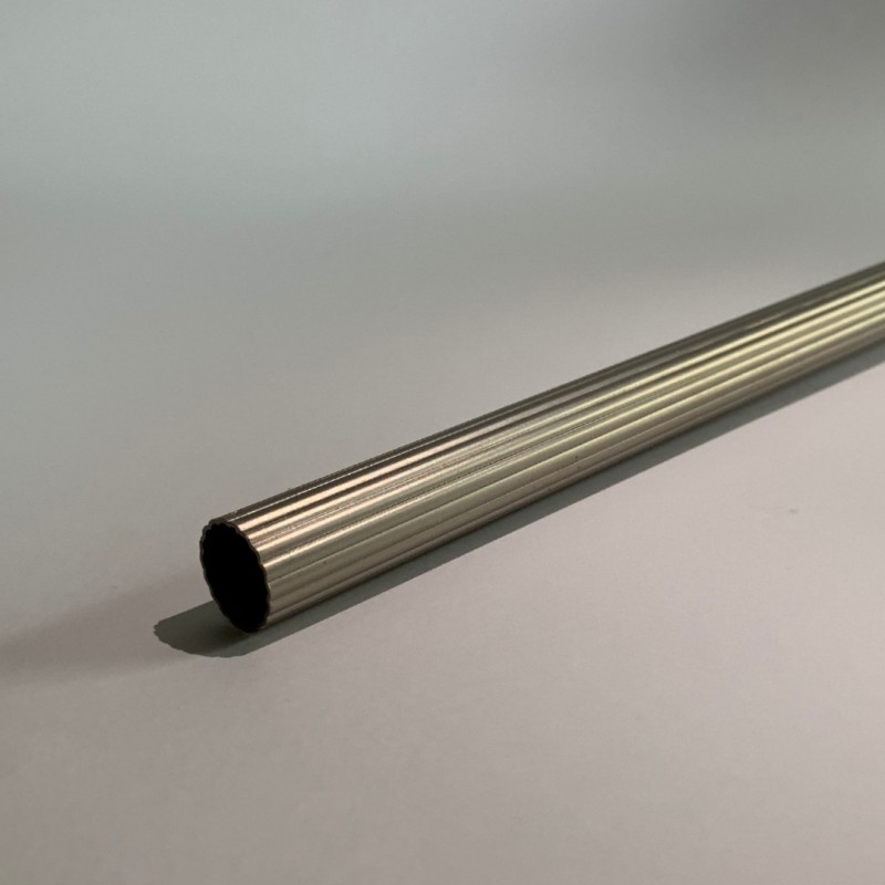 Matinio sidabro spalvos rifliuotas apvalus karnizas