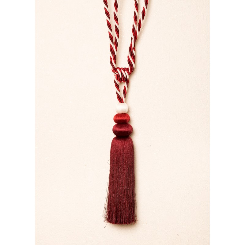 Raudono atspalvio viengubas parišimas