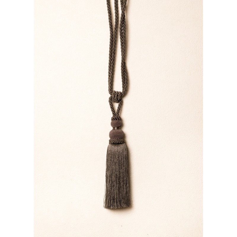 Juodo atspalvio viengubas parišimas